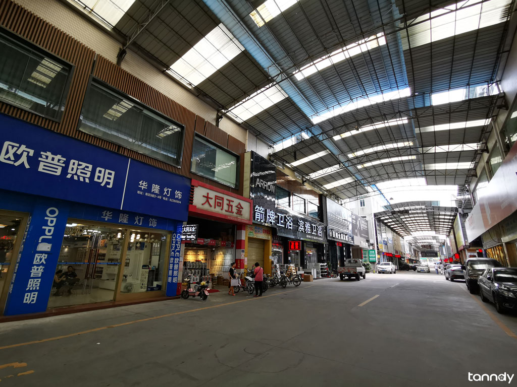 华艺建材市场内的街道